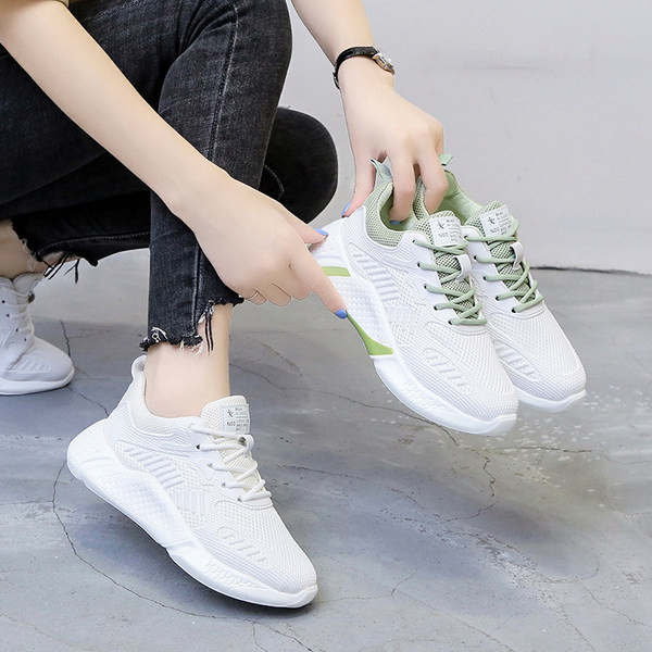 Sieviešu kedas ar plakanām zolēm un šņorēm