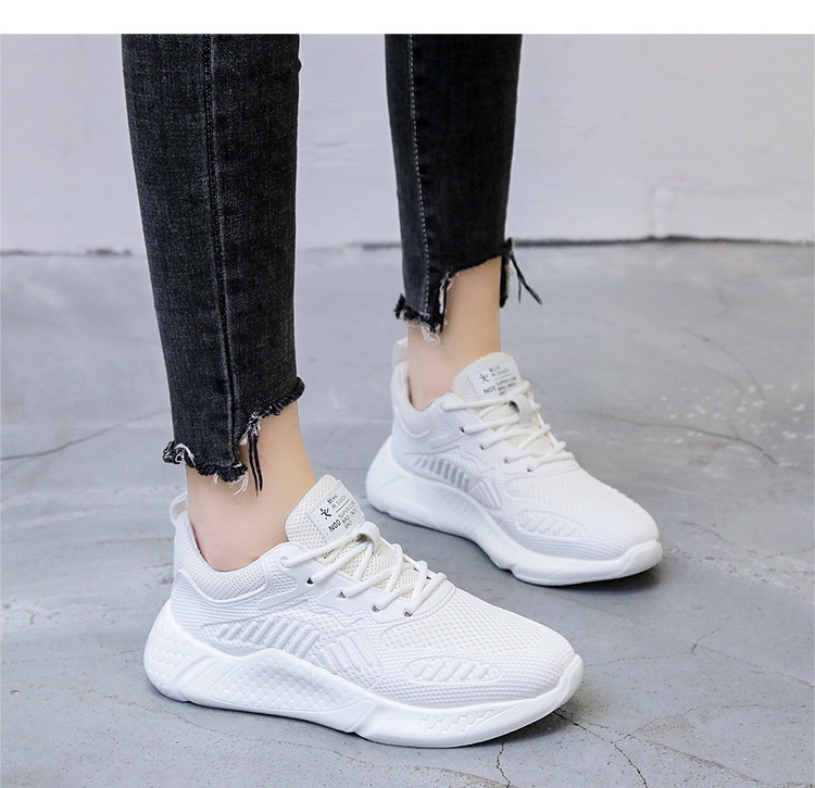 Sieviešu kedas ar plakanām zolēm un šņorēm