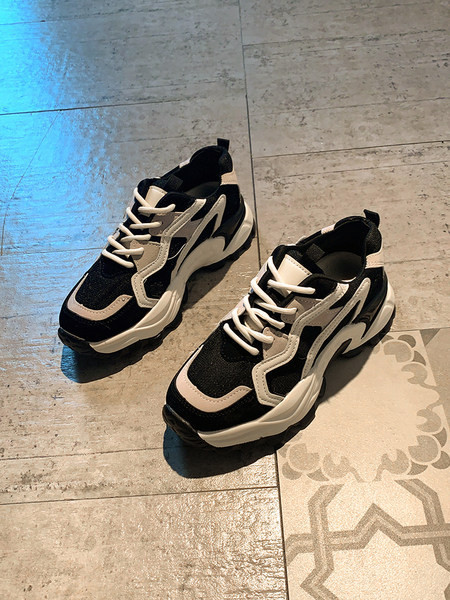 Casual γυναικεία αθλητικά παπούτσια με τραχιά σόλα και κορδόνια  σε μαύρο χρώμα