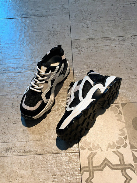 Casual γυναικεία αθλητικά παπούτσια με τραχιά σόλα και κορδόνια  σε μαύρο χρώμα