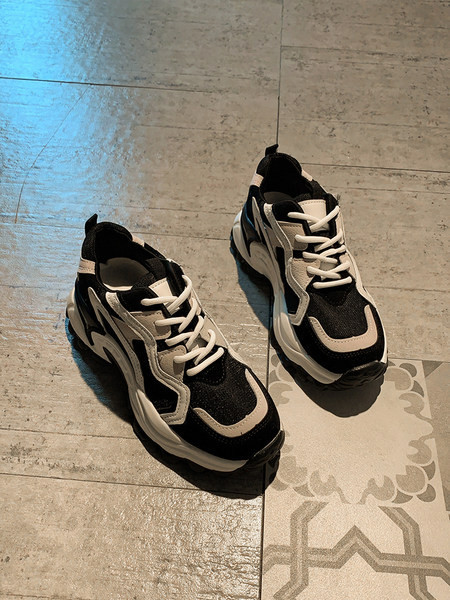 Casual γυναικεία αθλητικά παπούτσια με τραχιά σόλα και κορδόνια  σε μαύρο χρώμα