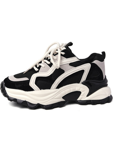 Casual γυναικεία αθλητικά παπούτσια με τραχιά σόλα και κορδόνια  σε μαύρο χρώμα