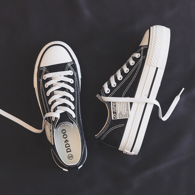 Sieviešu apmaksātas kedas ar šņorēm un plakanu zoli