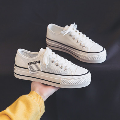 Sieviešu apmaksātas kedas ar šņorēm un plakanu zoli