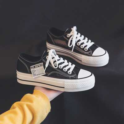 Sieviešu apmaksātas kedas ar šņorēm un plakanu zoli