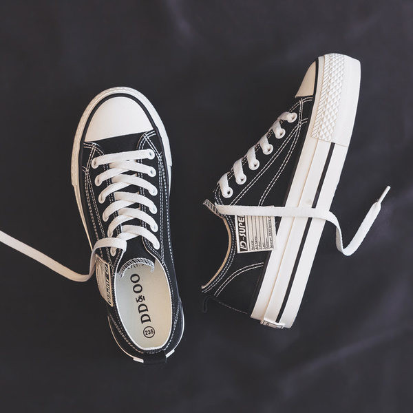 Sieviešu apmaksātas kedas ar šņorēm un plakanu zoli