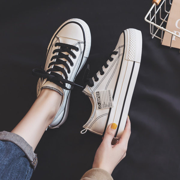 Sieviešu apmaksātas kedas ar šņorēm un plakanu zoli