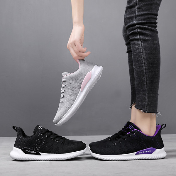 Γυναικεία αθλητικά παπούτσια με επίπεδη σόλα