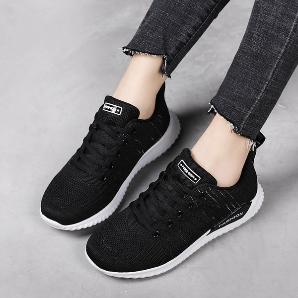 Γυναικεία αθλητικά παπούτσια με επίπεδη σόλα