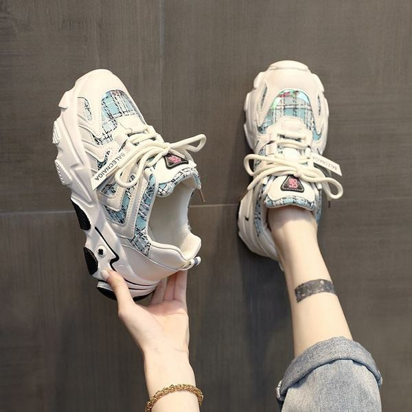 Μοντέρνα αθλητικά παπούτσια με τραχιά σόλα