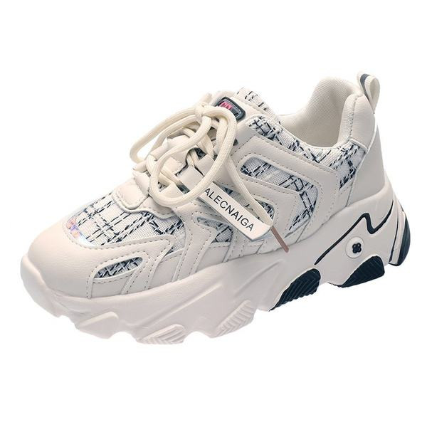 Μοντέρνα αθλητικά παπούτσια με τραχιά σόλα