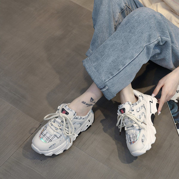 Μοντέρνα αθλητικά παπούτσια με τραχιά σόλα