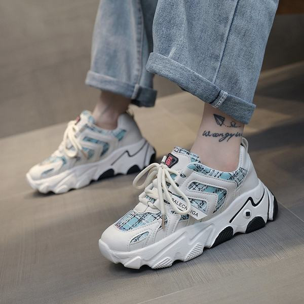 Μοντέρνα αθλητικά παπούτσια με τραχιά σόλα