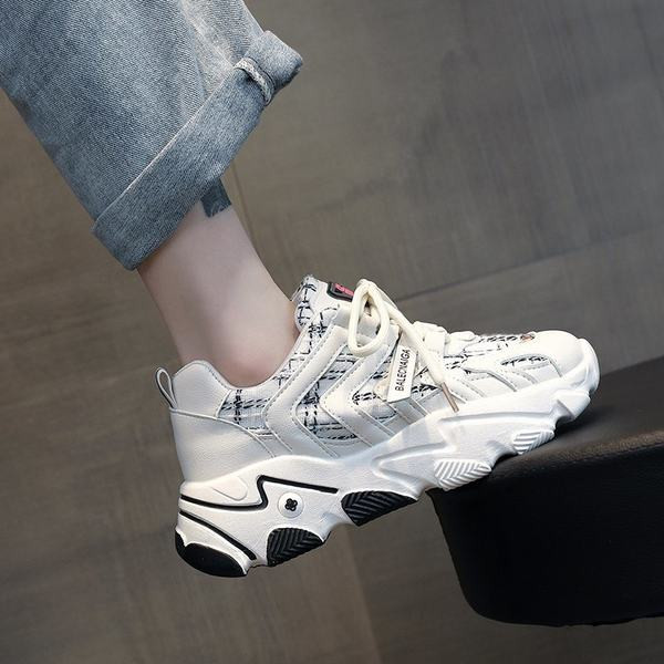 Μοντέρνα αθλητικά παπούτσια με τραχιά σόλα