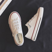 Γυναικεία αθλητικά παπούτσια μεβελκρό σε λευκό και μαύρο χρώμα