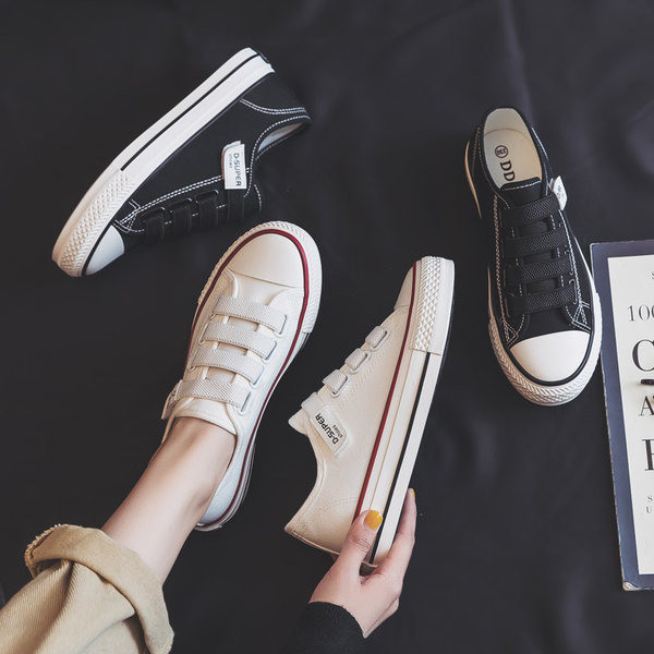 Γυναικεία αθλητικά παπούτσια μεβελκρό σε λευκό και μαύρο χρώμα