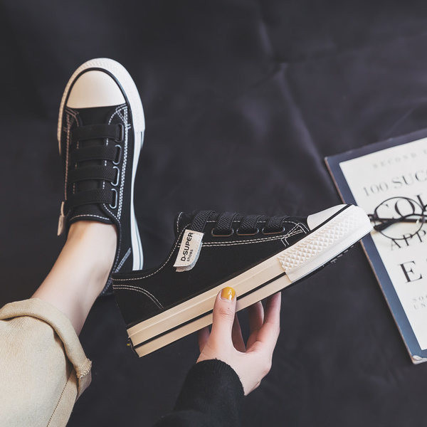 Γυναικεία αθλητικά παπούτσια μεβελκρό σε λευκό και μαύρο χρώμα