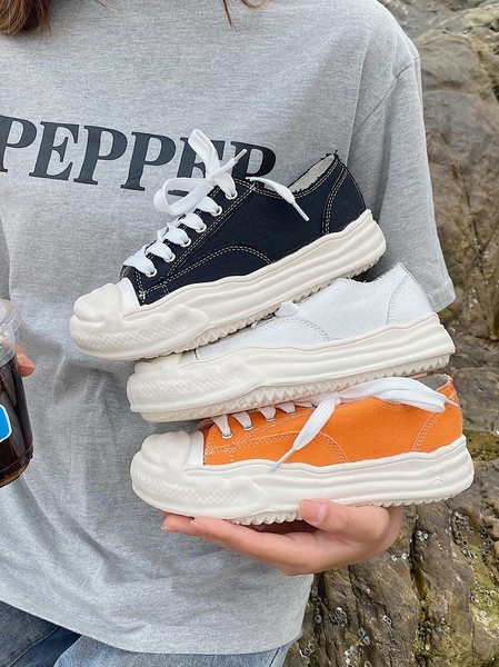 Γυναικεία αθλητικά παπούτσια με επίπεδη σόλα - σε τρία χρώματα