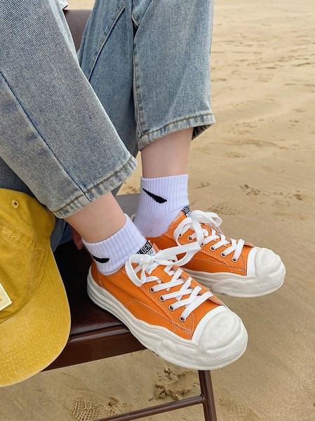 Γυναικεία αθλητικά παπούτσια με επίπεδη σόλα - σε τρία χρώματα