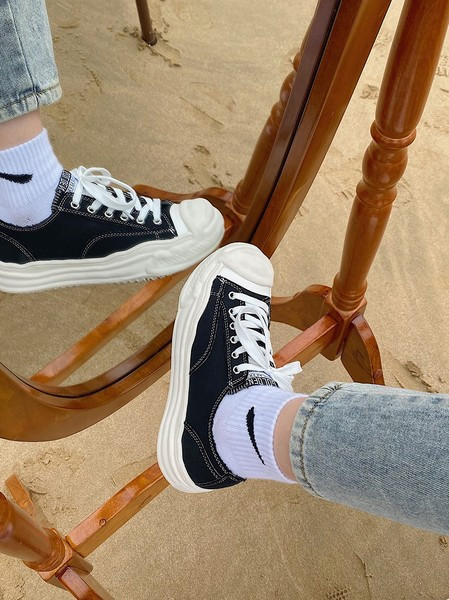 Γυναικεία αθλητικά παπούτσια με επίπεδη σόλα - σε τρία χρώματα