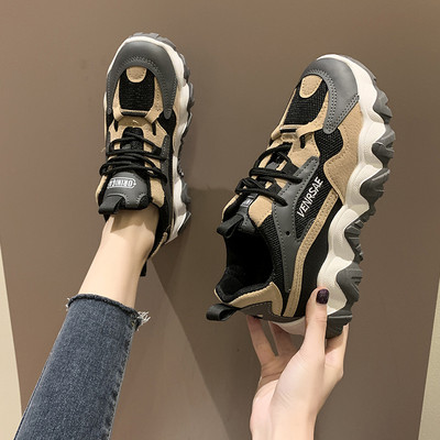 Νέο μοντέλο αθλητικά παπούτσια κατασκευασμένα από οικολογικό δέρμα και υφάσματα με τραχιά σόλα