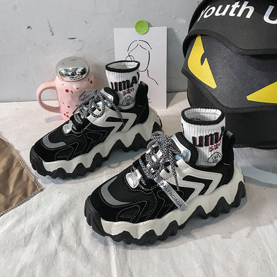 Νέο μοντέλο αθλητικά παπούτσια κατασκευασμένα από οικολογικό δέρμα και υφάσματα με τραχιά σόλα