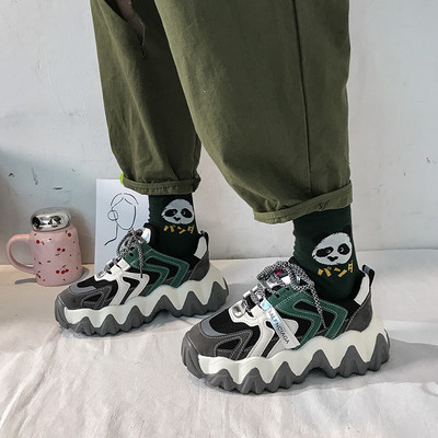 Νέο μοντέλο αθλητικά παπούτσια κατασκευασμένα από οικολογικό δέρμα και υφάσματα με τραχιά σόλα