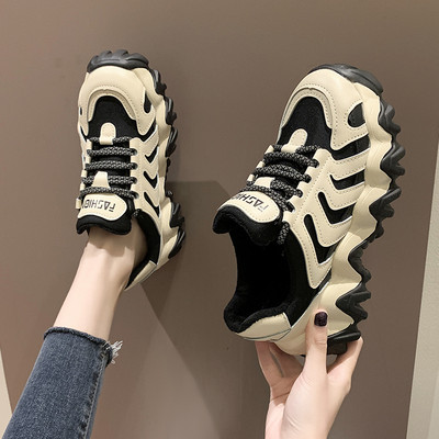 Νέο μοντέλο αθλητικά παπούτσια κατασκευασμένα από οικολογικό δέρμα και υφάσματα με τραχιά σόλα