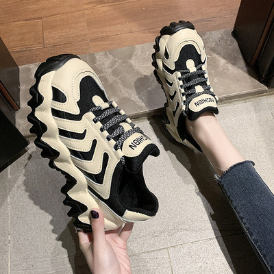 Νέο μοντέλο αθλητικά παπούτσια κατασκευασμένα από οικολογικό δέρμα και υφάσματα με τραχιά σόλα