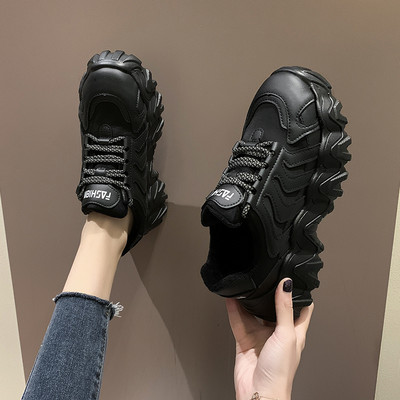 Νέο μοντέλο αθλητικά παπούτσια κατασκευασμένα από οικολογικό δέρμα και υφάσματα με τραχιά σόλα