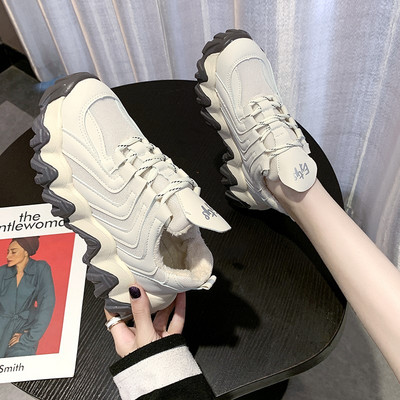 Νέο μοντέλο αθλητικά παπούτσια κατασκευασμένα από οικολογικό δέρμα και υφάσματα με τραχιά σόλα