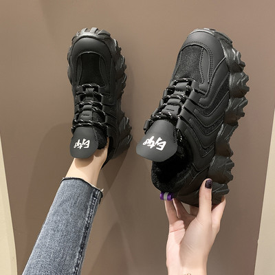 Νέο μοντέλο αθλητικά παπούτσια κατασκευασμένα από οικολογικό δέρμα και υφάσματα με τραχιά σόλα