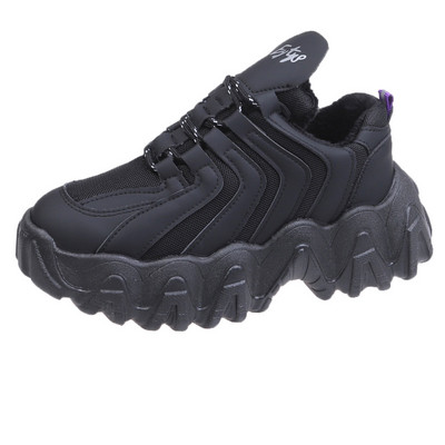 Νέο μοντέλο αθλητικά παπούτσια κατασκευασμένα από οικολογικό δέρμα και υφάσματα με τραχιά σόλα