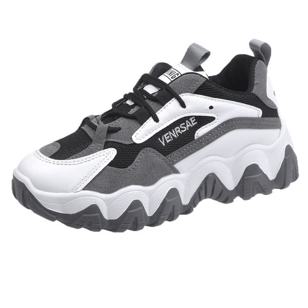 Νέο μοντέλο αθλητικά παπούτσια κατασκευασμένα από οικολογικό δέρμα και υφάσματα με τραχιά σόλα