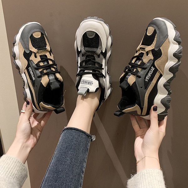 Νέο μοντέλο αθλητικά παπούτσια κατασκευασμένα από οικολογικό δέρμα και υφάσματα με τραχιά σόλα