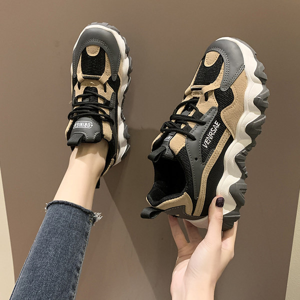 Νέο μοντέλο αθλητικά παπούτσια κατασκευασμένα από οικολογικό δέρμα και υφάσματα με τραχιά σόλα