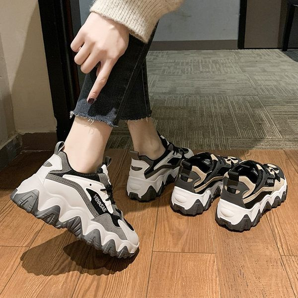 Νέο μοντέλο αθλητικά παπούτσια κατασκευασμένα από οικολογικό δέρμα και υφάσματα με τραχιά σόλα