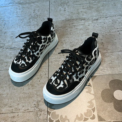 Μοντέρνα γυναικεία αθλητικά παπούτσια με άνιμαλ εκτύπωση και επίπεδη σόλα