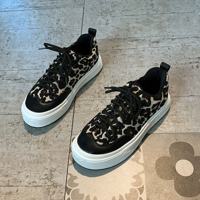 Μοντέρνα γυναικεία αθλητικά παπούτσια με άνιμαλ εκτύπωση και επίπεδη σόλα