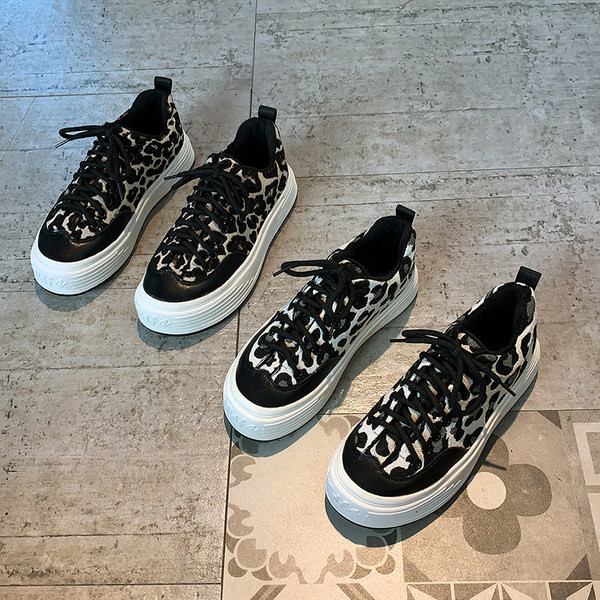 Μοντέρνα γυναικεία αθλητικά παπούτσια με άνιμαλ εκτύπωση και επίπεδη σόλα