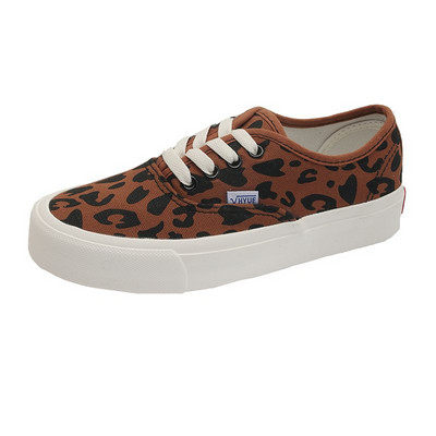 Krāsainas sieviešu tekstila kedas ar dzīvnieku apdruku un saitēm