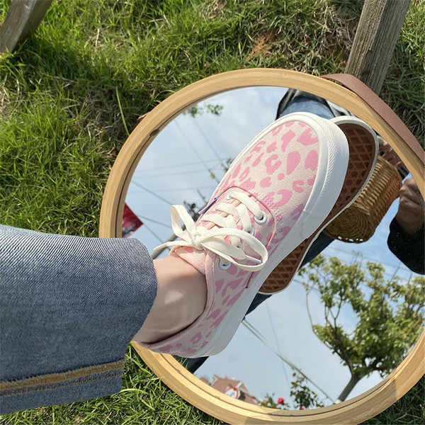 Krāsainas sieviešu tekstila kedas ar dzīvnieku apdruku un saitēm