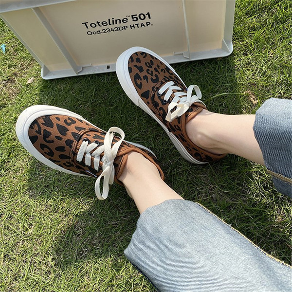 Krāsainas sieviešu tekstila kedas ar dzīvnieku apdruku un saitēm