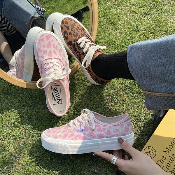 Krāsainas sieviešu tekstila kedas ar dzīvnieku apdruku un saitēm