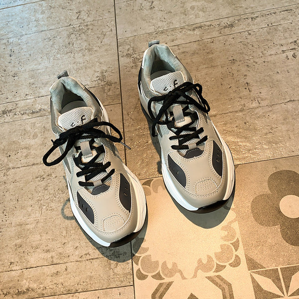 Νέο μοντέλο γυναικεία αναπνεύσιμα αθλητικά παπούτσια με κορδόνια σε γκρι και λευκό χρώμα