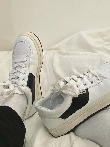 Μοντέρνα γυναικεία αθλξτικά παπούτσια με κορδόνια