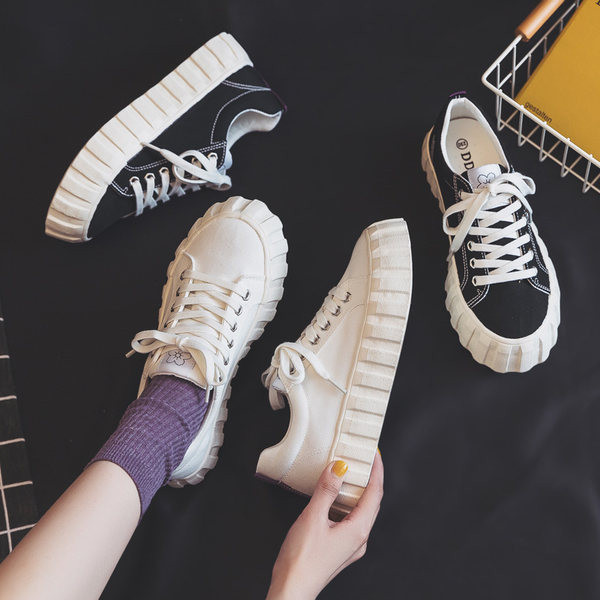 Model uni de adidași de damă cu șireturi și talpă plată - două modele