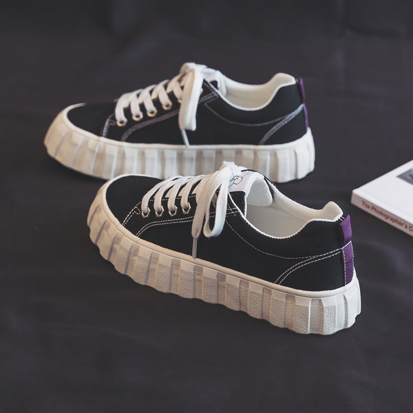 Model uni de adidași de damă cu șireturi și talpă plată - două modele