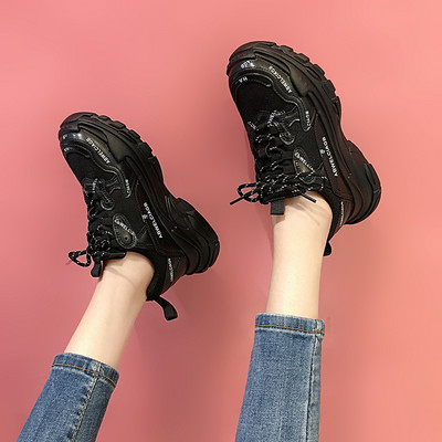 Sieviešu kedas ar uzrakstu un raupju zoli