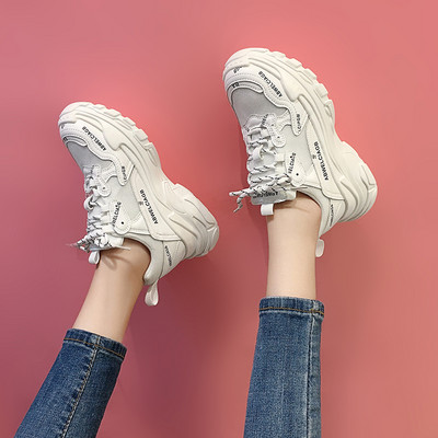 Sieviešu kedas ar uzrakstu un raupju zoli